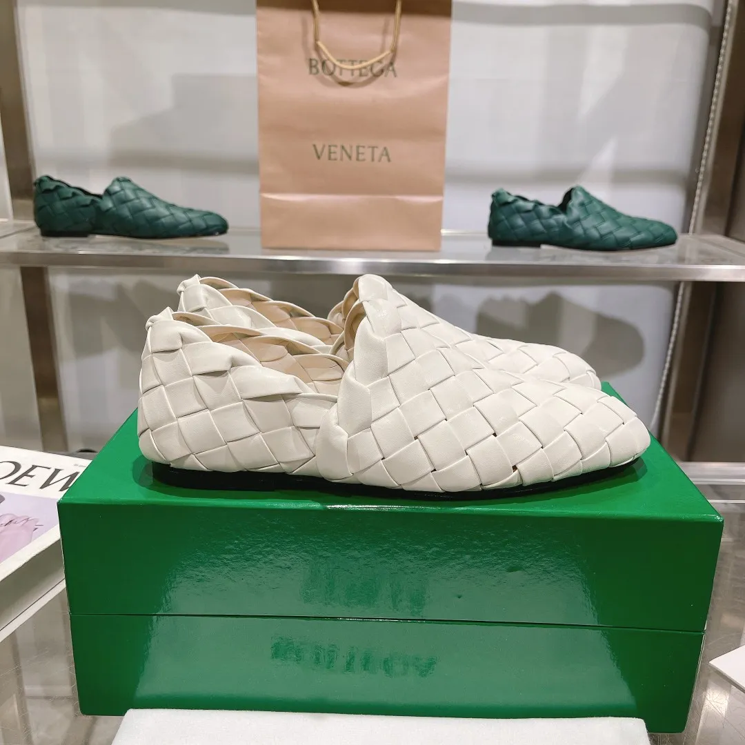 [BV] Top P: 760💰Size for couples: 35-44 (Female, 40, 41, Male 38, 45, custom-made, non-returnable) (Bottega Veneta) Genuine leather outsole, classic woven beanie shoes, two-wear heel set Blessed are the little feet👣👣Comfortable casual shoes that can be worn all year round, made of imported first-layer sheepskin➕fine-quality sheepskin leather, imported sheepskin lining, luxury genuine leather outsole [rose][rose], Bottega Veneta is an Italian luxury brand. Made using traditional Italian leather craftsmanship.
